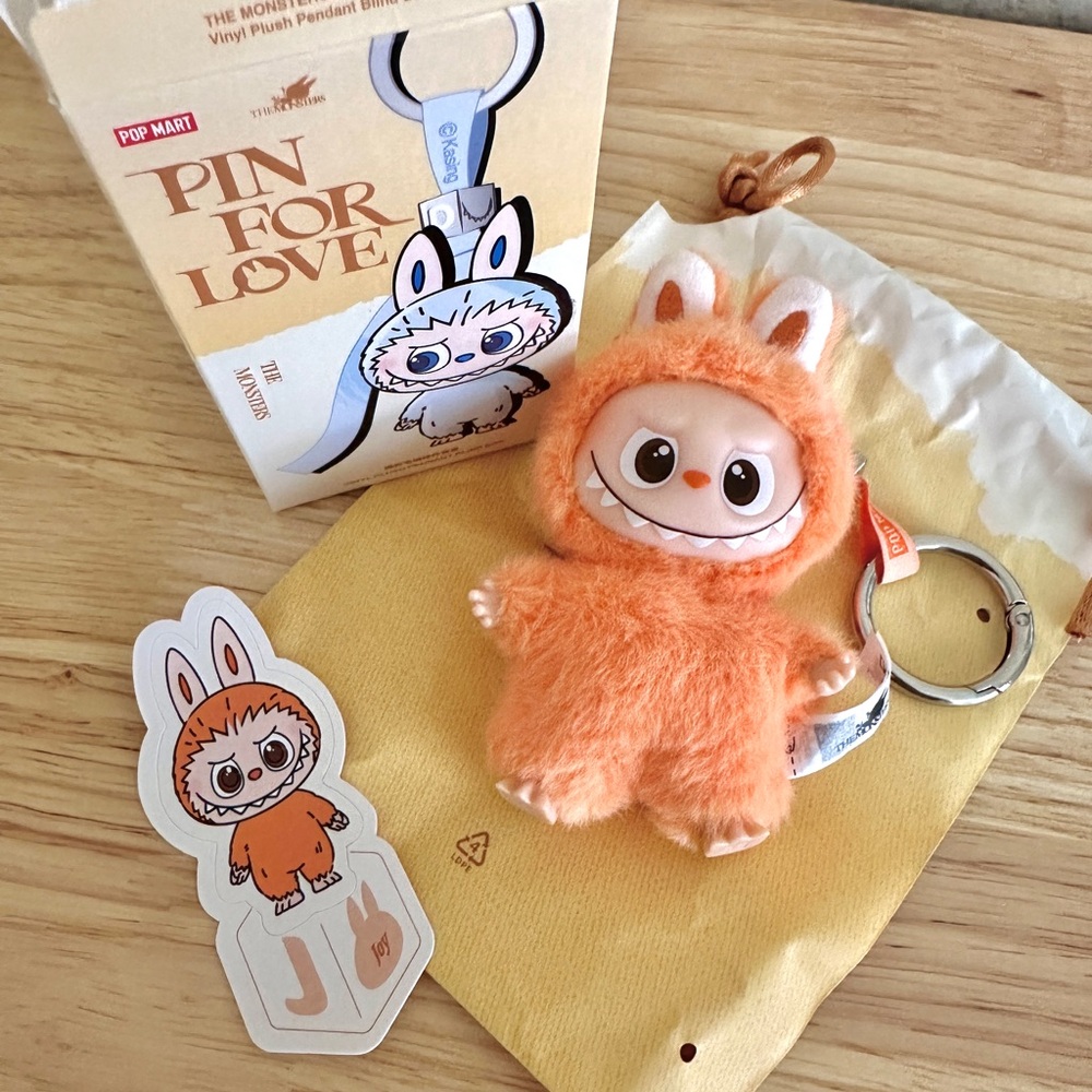 Popmart - Labubu - Pin with Love - J